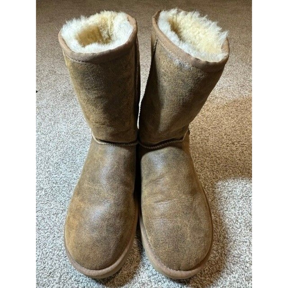 UGG NWOT Classic Short Essential Boots Womens 10 Brown Distressed Leather